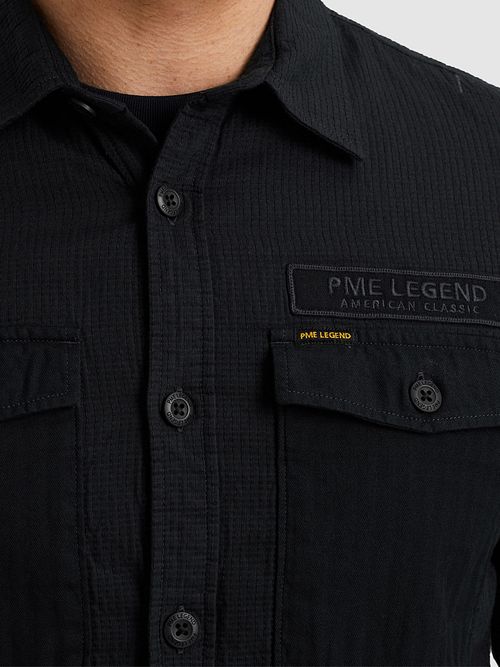 Overshirt acolchada de popelina PME Legend en color navy Model / Detail