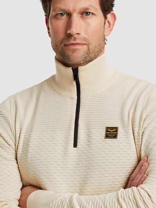 Sweter PME Legend Half Zip Structure Mouliné w kolorze ecru Model / Detail