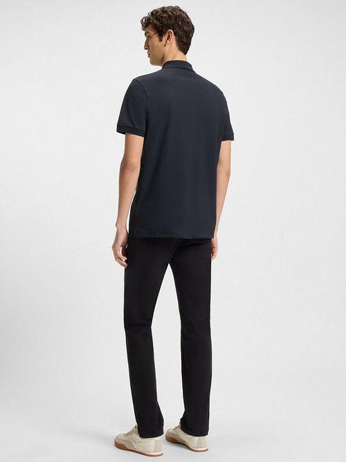 Polo BOSS Passerzip con mezza zip blu navy Model / Achterkant