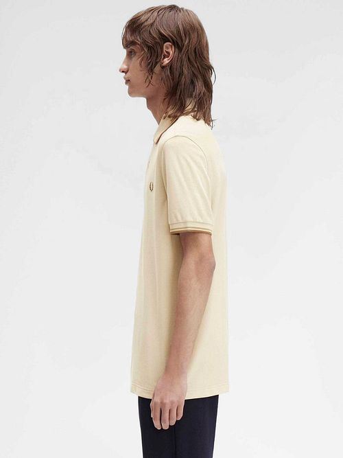 Polo Fred Perry Twin Tipped M3600 Beige Model / Zijkant