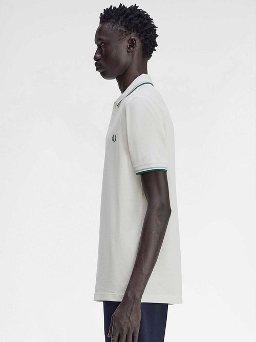Polo Fred Perry Twin Tipped M3600 Bianco Z52 Model / Zijkant