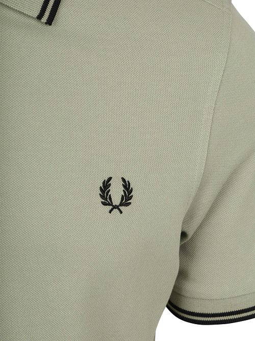 Polo Fred Perry Twin Tipped M3600 en verde S23 Product / Detail