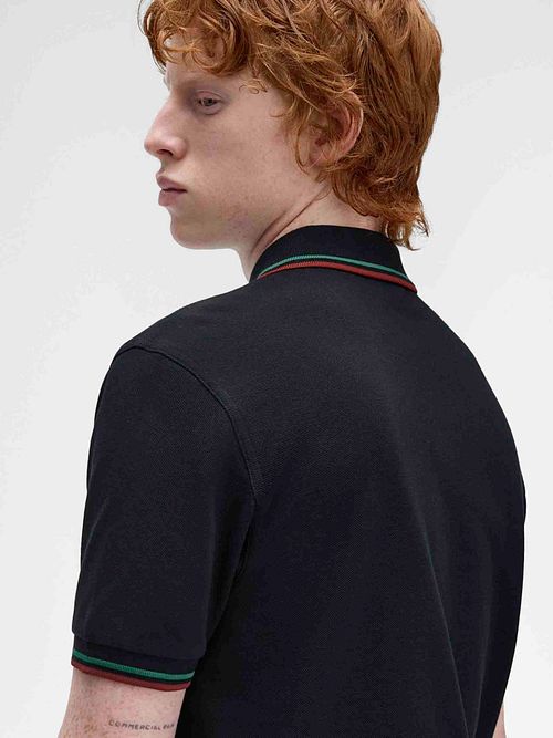 Polo Fred Perry Twin Tipped M3600 w kolorze Navy Z58 Model / Achterkant