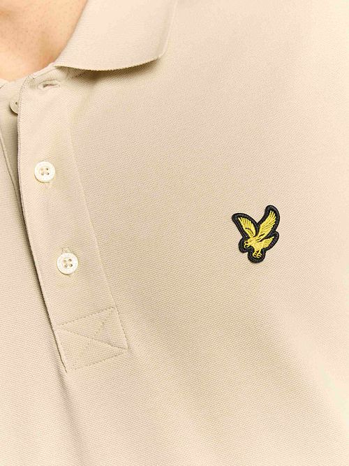 Polo Lyle and Scott tinta unita grigio taupe Model / Detail