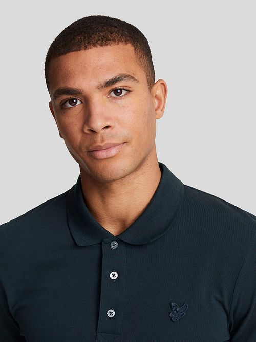 Polo Lyle and Scott Tonal Eagle en azul marino Model / Detail