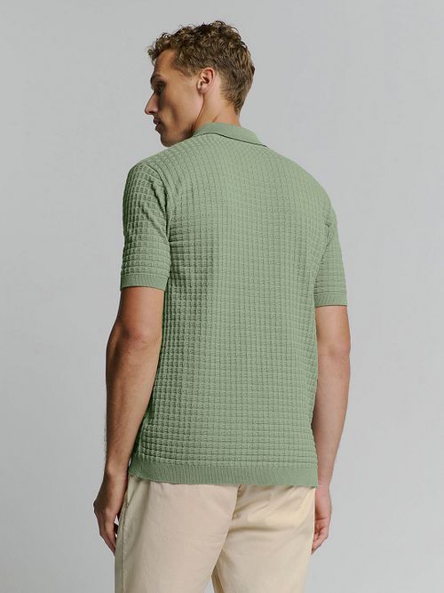 Polo No Excess verde Model / Achterkant