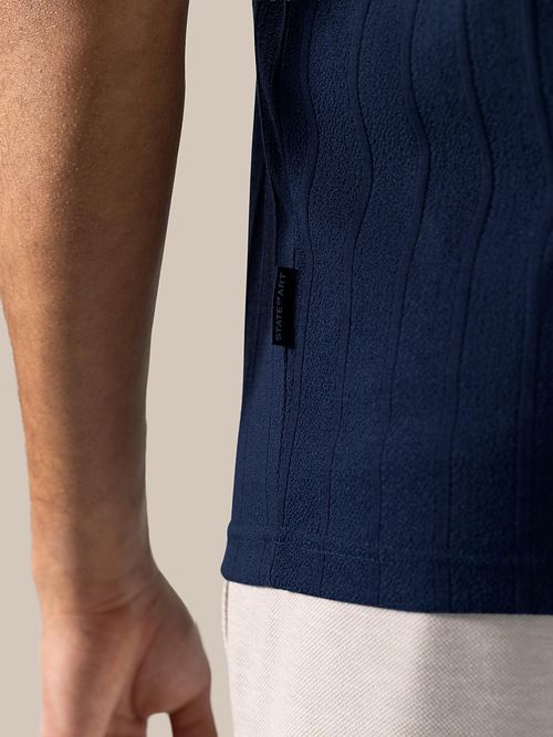 Polo State of Art modern fit con estructura Drop Needle azul marino Model / Detail