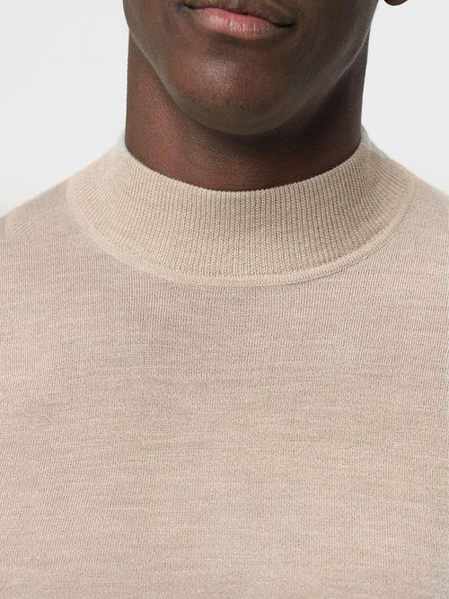 Profuomo Turtleneck Genser Merino Ecru Model / Detail