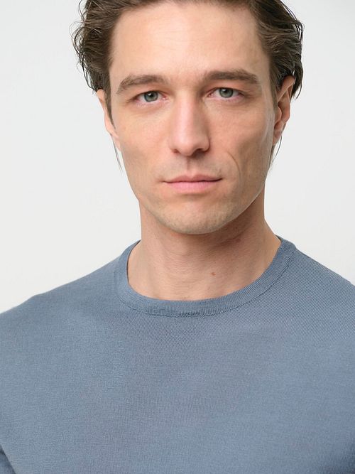Profuomo Pullover Merinowol Blauw Model / Detail