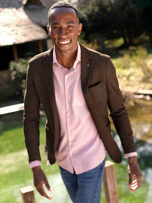 R2 Traveljacket Colbert Bruin Model / Sfeerbeeld