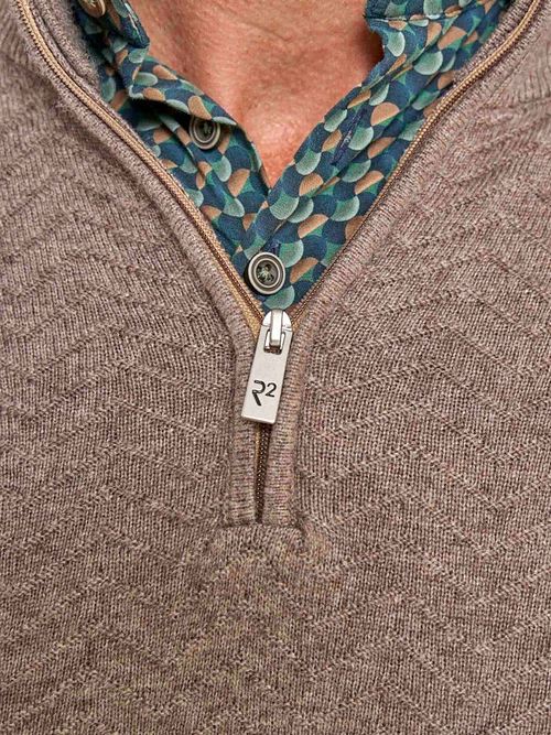 R2 Jersey Media Cremallera Textura Taupe Model / Detail