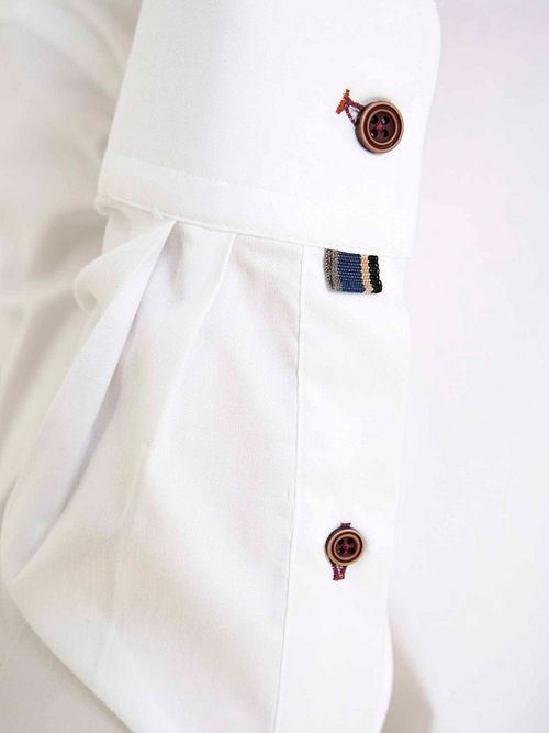 R2 Skjorte i Fin Twill Hvid Model / Detail