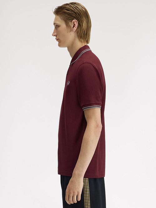 Fred Perry Polo Twin Tipped M3600 Röd 08B Model / Zijkant
