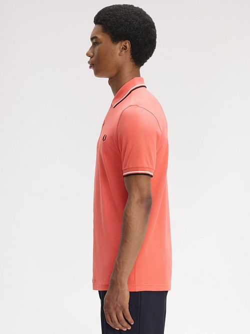 Fred Perry Polo Twin Tipped M3600 Rosa 04C Model / Zijkant