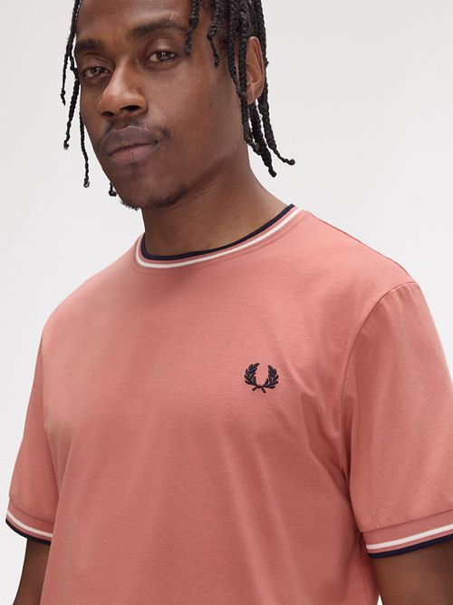 Fred Perry M1588 Twin Tipped T-shirt Roze Model / Zijkant