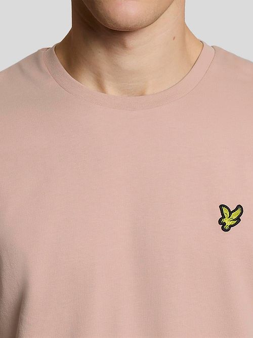 Lyle and Scott T-skjorte Honeycomb Rosa Model / Achterkant
