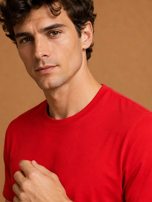 King Essentials The Steve T-Shirt Rot Model / Detail