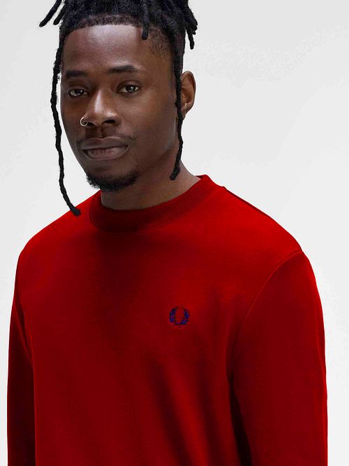 Fred Perry Pull Logo Rouge Model / Voorkant