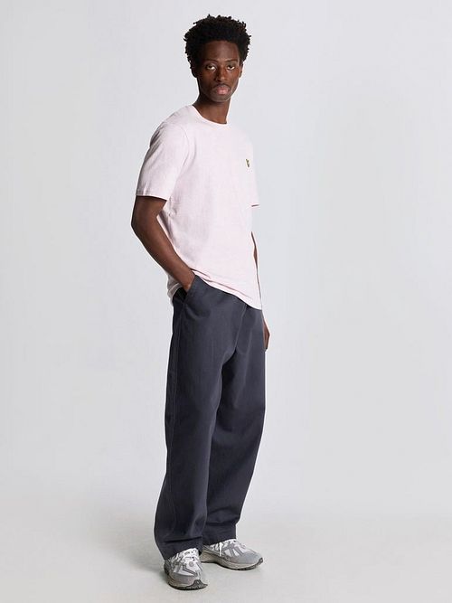 Lyle and Scott T-shirt Heather Lichtroze Model / Zijkant