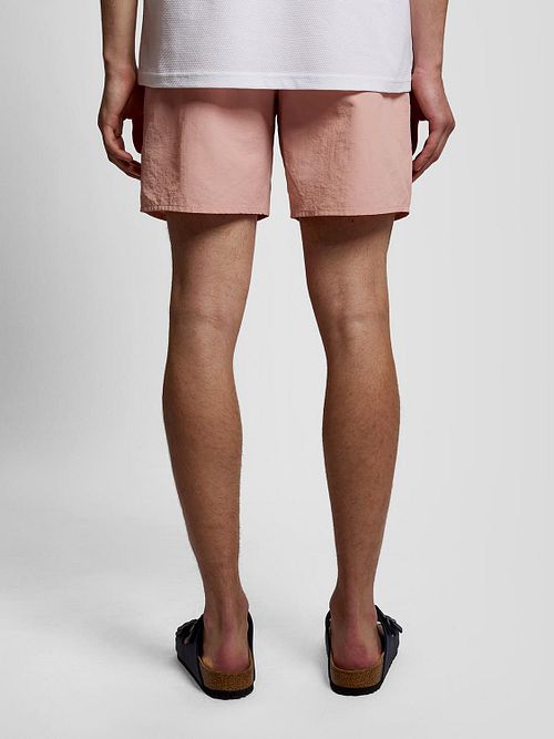 Kąpielówki Lyle & Scott Plain w kolorze różowym Model / Achterkant