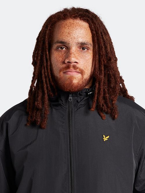 Lyle & Scott Plussize Jacke Schwarz Model / Detail
