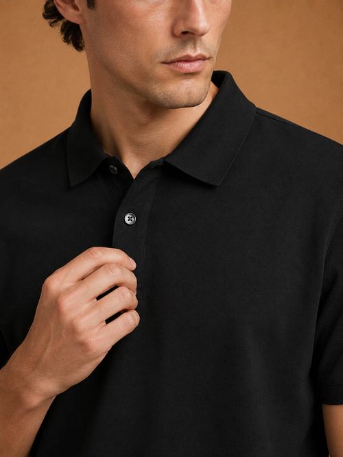 King Essentials The James Poloshirt Schwarz Model / Voorkant
