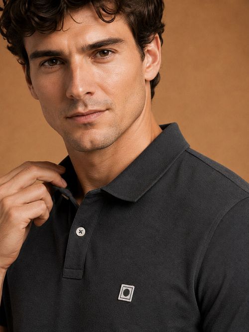 King Essentials The Rene Poloshirt Schwarz Model / Voorkant