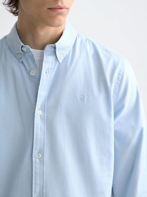 Camisa Oxford Core de Scotch and Soda en azul claro Model / Voorkant