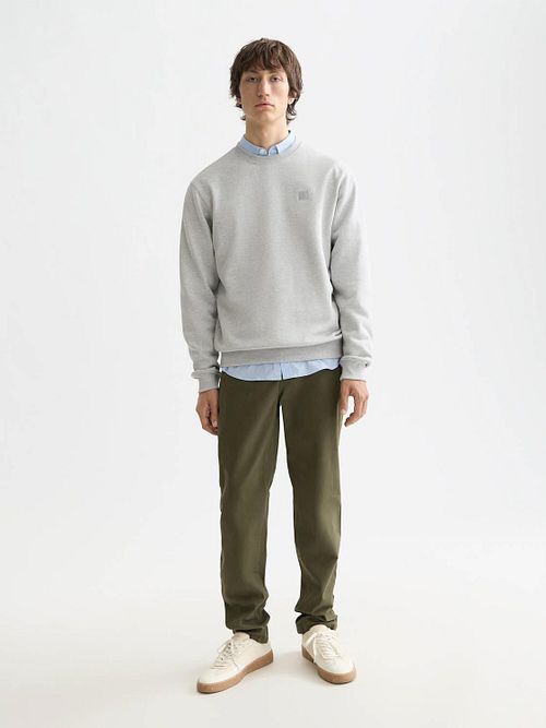 Scotch and Soda Chino Stuart Olijfgroen Model / Voorkant
