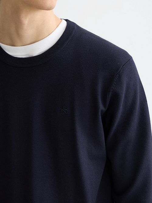 Jersey Core de Scotch and Soda en azul marino Model / Detail
