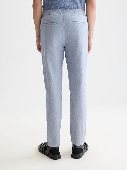 Scotch and Soda Warren Chino Blauw Model / Achterkant