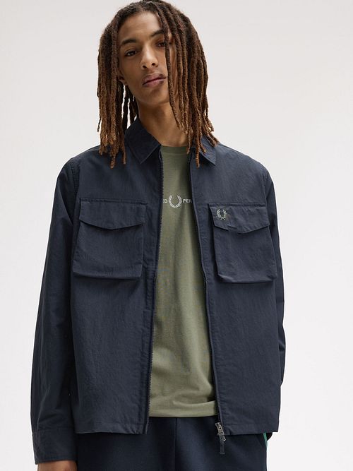 Sobrecamisa Fred Perry Ribstop azul marino con bolsillo Model / Voorkant