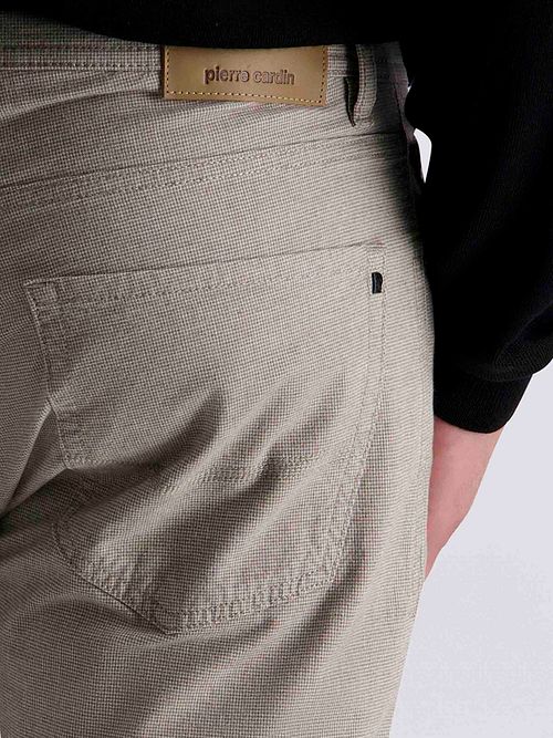 Spodnie Pierre Cardin Lyon Tapered z nadrukiem w kolorze greige Model / Detail