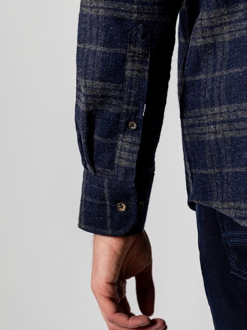 Camisa casual State of Art de cuadros en gris y azul marino Model / Detail