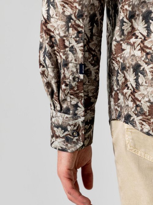 Camisa de sarga con estampado de hojas de State of Art en marrón Model / Detail
