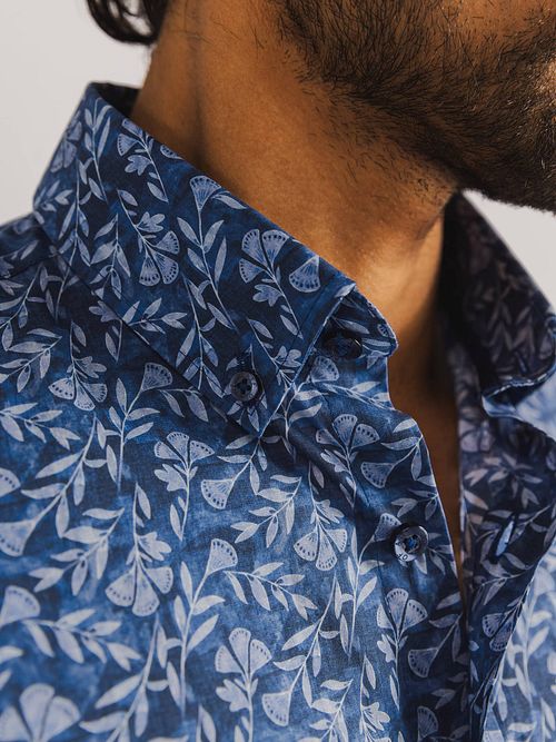 State Of Art Short Sleeve Hemd Leafs Navy Model / Detail