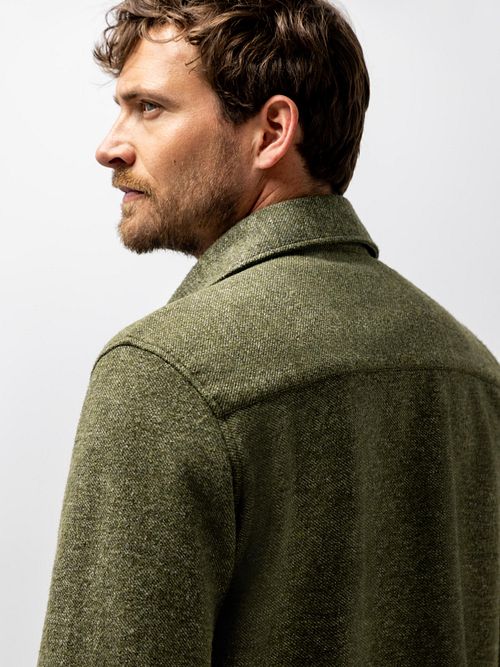State of Art Overshirt Twill Moss Green Model / Achterkant