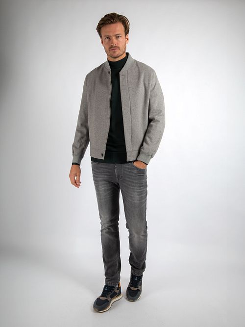 Suitable Bomberjacke Flanell Grau Model / Voorkant mit Stefan