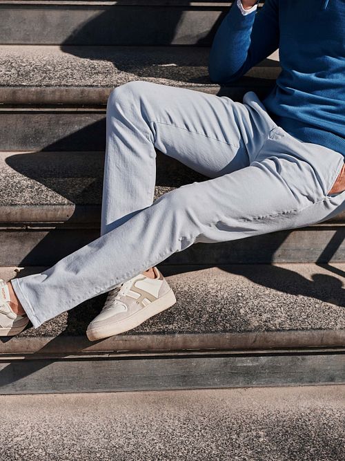 Passformen Chino Philo Flex Lyseblå Model / Sfeerbeeld