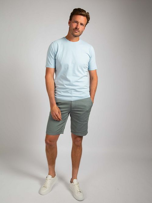 Suitable Ferdinand Shorts i Stålgrøn Model / Voorkant