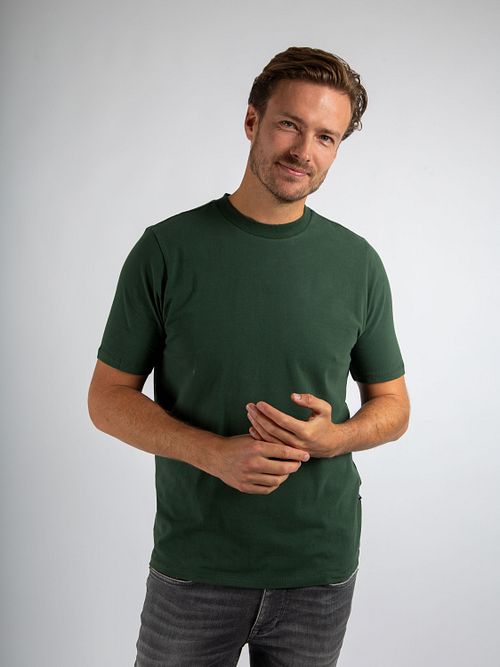 Suitable Respect Hi Camiseta Dark Green Model / Voorkant con Stefan