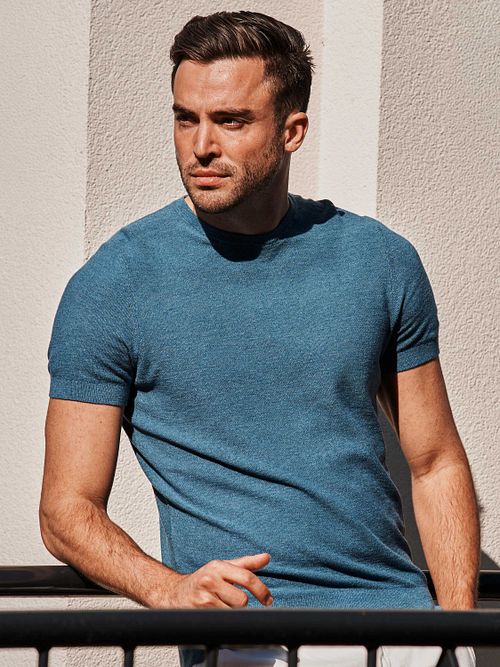 Suitable T-Shirt piqué de lino azul Model / Sfeerbeeld con Bram