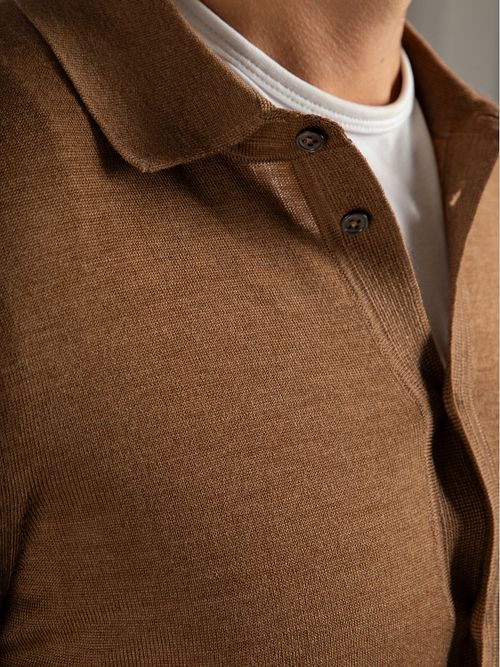 Suitable Cárdigan Camisero Merino Camel Model / Detail