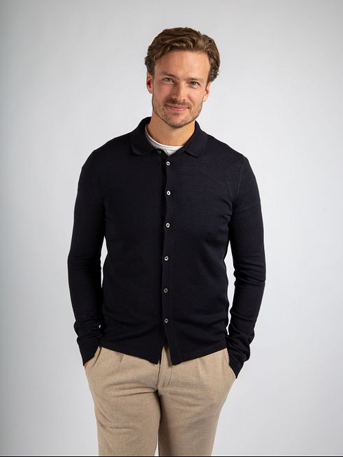 Suitable Cárdigan Camisero Merino Navy Model / Voorkant con Stefan