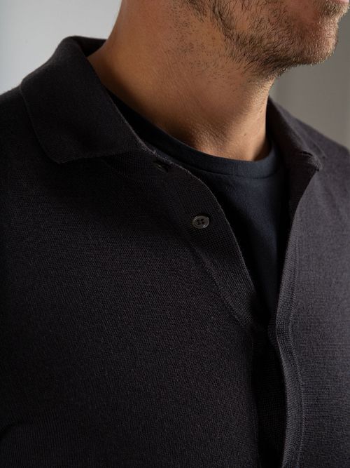 Suitable Cardigan Shirt Merino Anthrazit Model / Detail