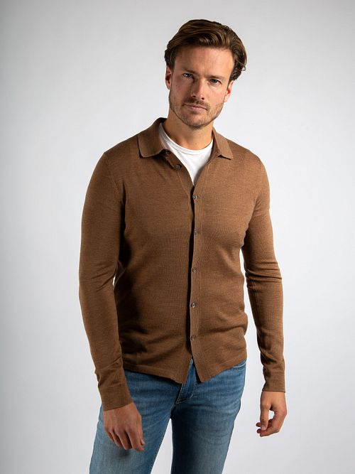 Suitable Cardigan Skjorte Merino Kamel Model / Voorkant med Stefan