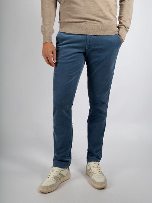 Suitable Chino Plato Corduroy Blau Model / Voorkant mit Stefan