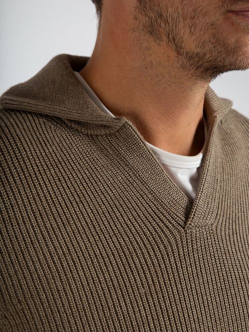 Suitable genser Riva Knit Taupe Model / Detail