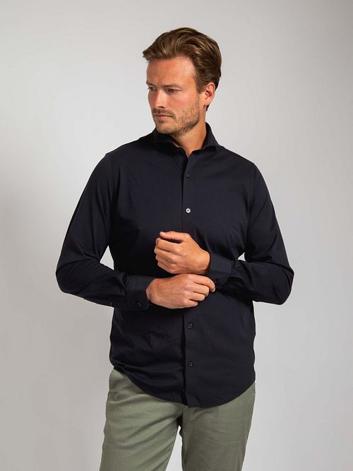 Suitable Sorona Hemd Navyblau Model / Voorkant mit Stefan