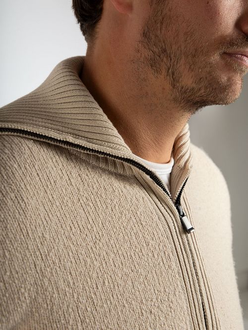 Suitable Herren Troyer aus gekochter Wolle – Ecru (Creme) Model / Detail